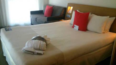 Doble Ejecutiva cama grande (Max 2 Adultos) del hotel Novotel Barcelona City. Foto 2