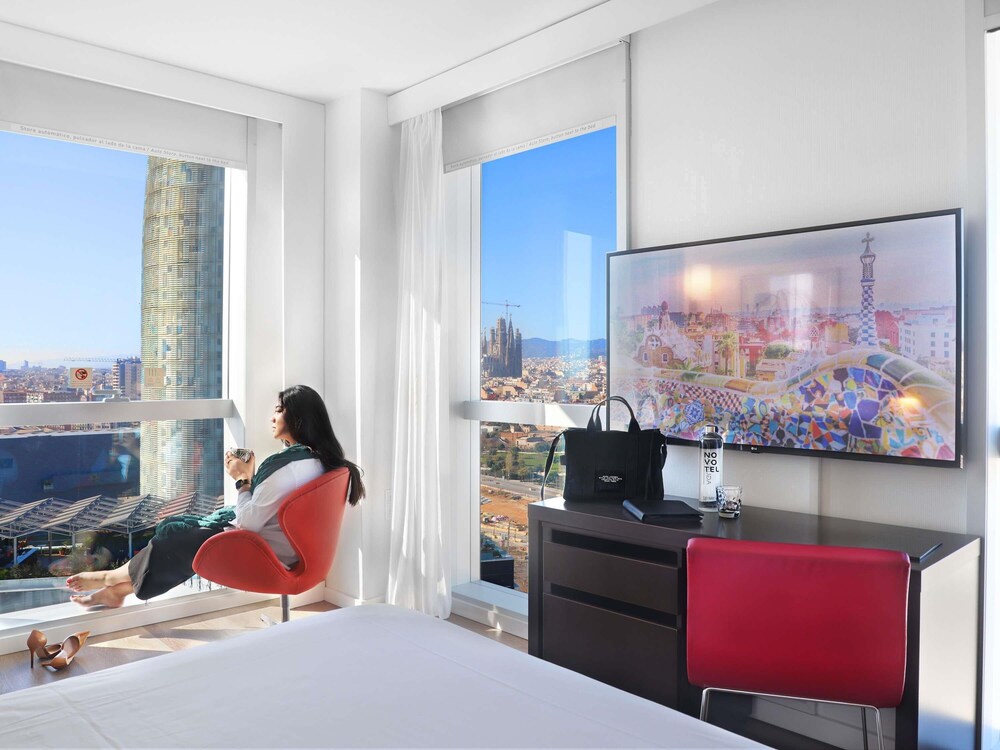 Habitación superior, 1 cama de matrimonio (Views) del hotel Novotel Barcelona City. Foto 11