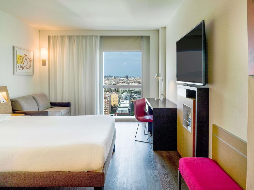 Habitación estándar, 1 cama de matrimonio, vistas a la ciudad del hotel Novotel Barcelona City. Foto 12