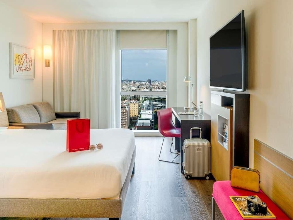 Habitación estándar, 1 cama de matrimonio, vistas a la ciudad del hotel Novotel Barcelona City. Foto 16
