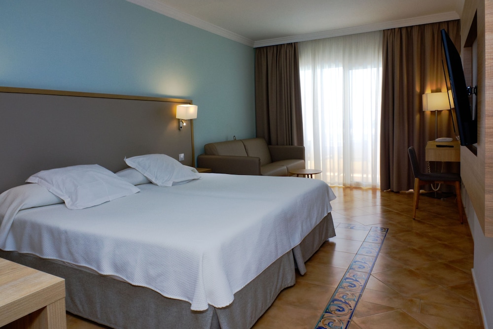 Habitación doble, vistas parciales al mar del hotel Buganvilla and Spa