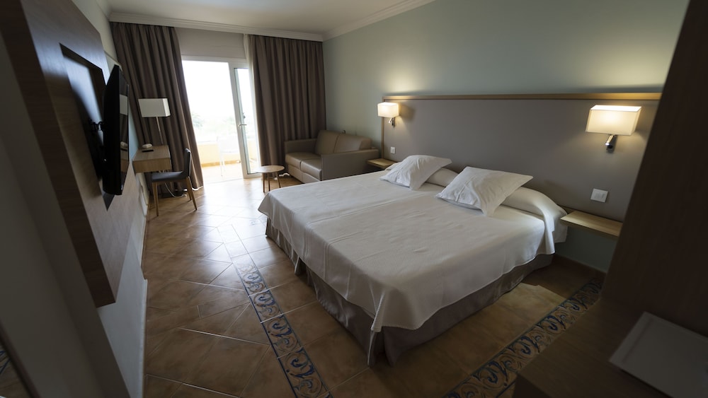 Habitación doble, vistas parciales al mar del hotel Buganvilla and Spa. Foto 1