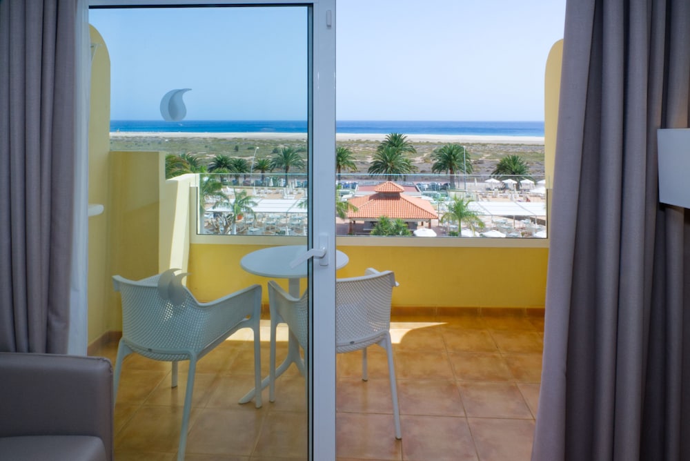 Habitación doble, vistas parciales al mar del hotel Buganvilla and Spa. Foto 2