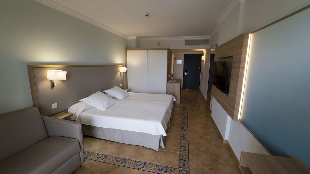 Habitación doble, vistas parciales al mar del hotel Buganvilla and Spa. Foto 6