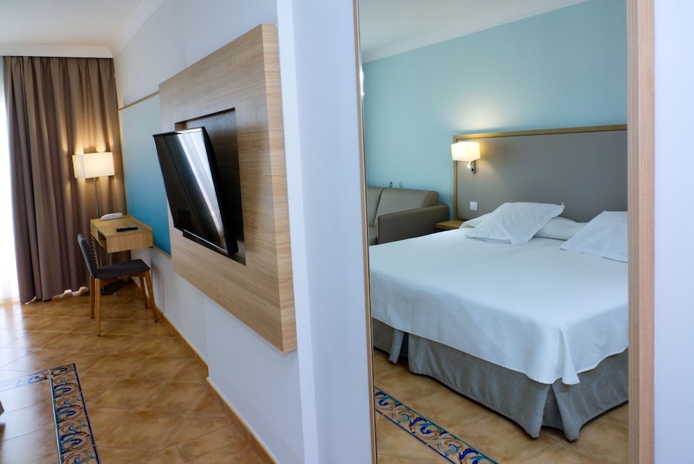 Habitación doble, vistas parciales al mar del hotel Buganvilla and Spa. Foto 7