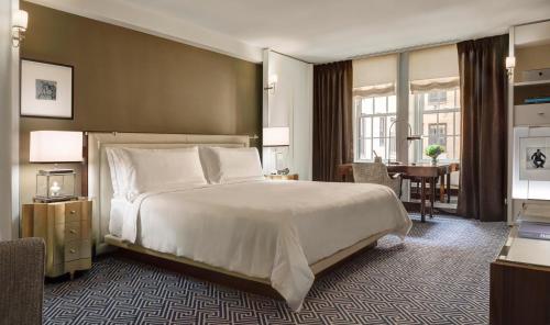 Habitación Deluxe con cama extragrande del hotel The Carlyle, A Rosewood. Foto 3
