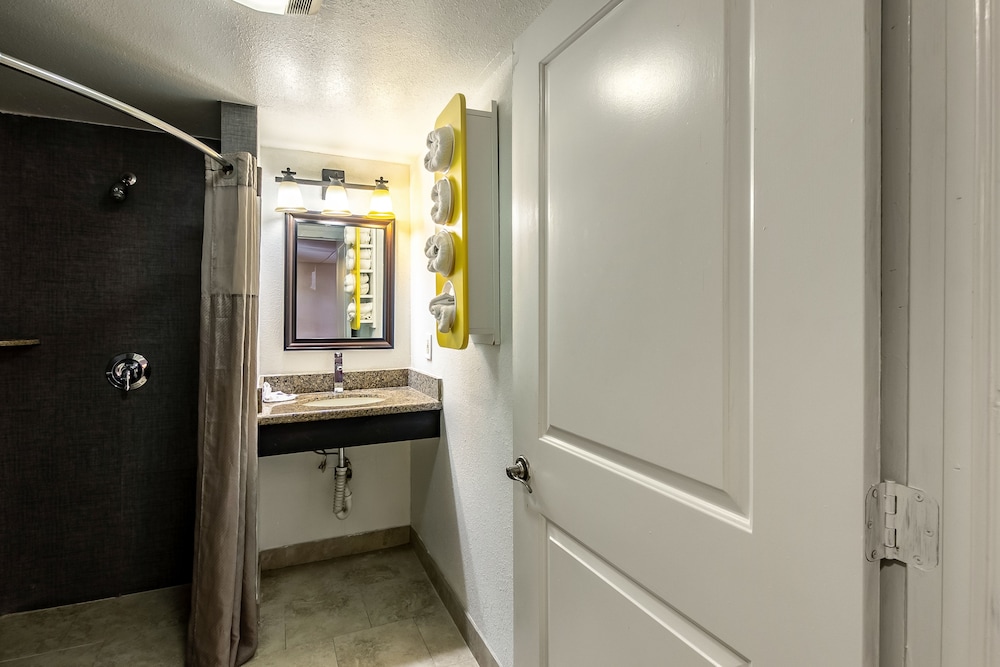 Habitación, 2 camas dobles, no fumadores del hotel 6 Elizabeth - Newark Liberty Intl Airport. Foto 4