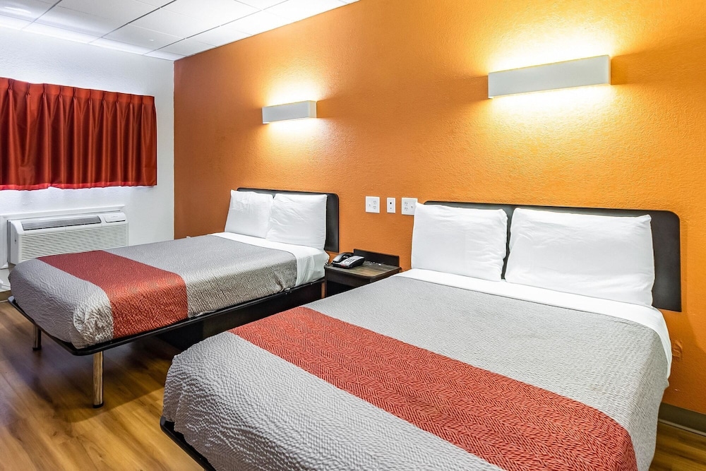 Habitación estándar, 2 camas dobles, accesible para personas con discapacidad, no fumadores del hotel 6 Elizabeth - Newark Liberty Intl Airport. Foto 4