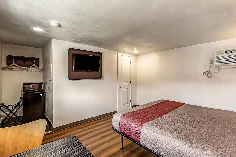 Habitación estándar, 1 cama de matrimonio grande, no fumadores del hotel 6 Elizabeth - Newark Liberty Intl Airport