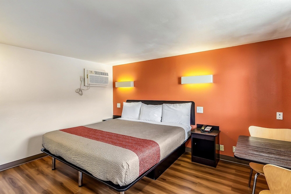 Habitación estándar, 1 cama de matrimonio grande, no fumadores del hotel 6 Elizabeth - Newark Liberty Intl Airport. Foto 1