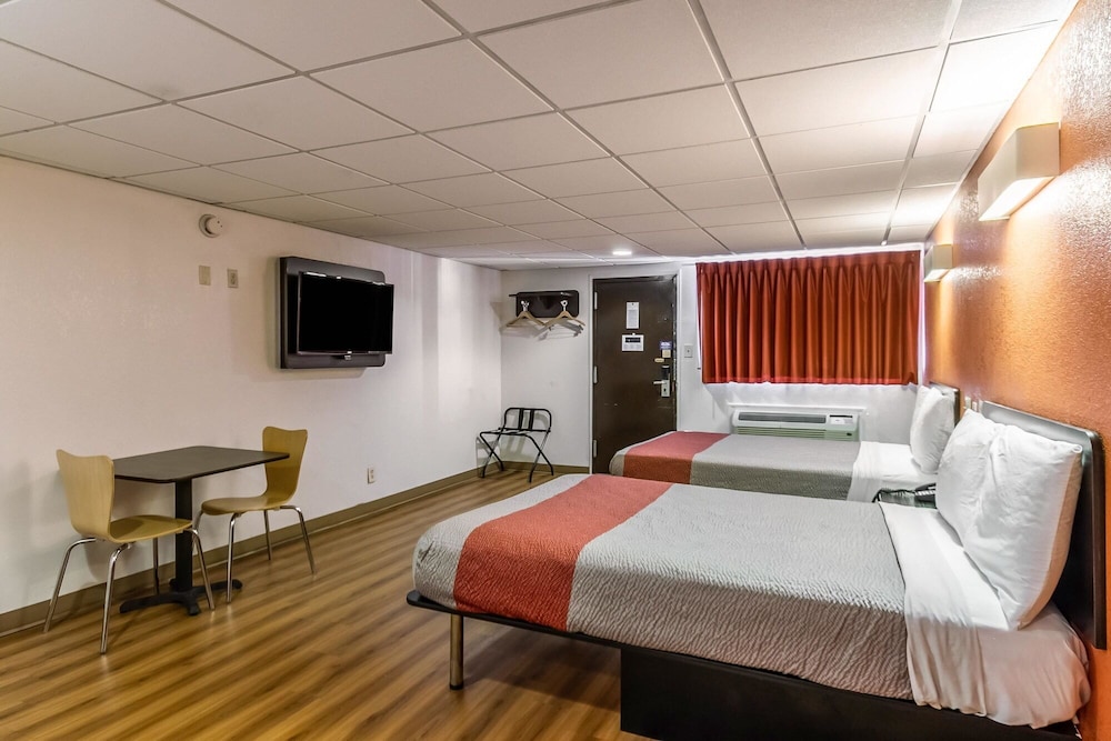 Habitación estándar, 2 camas dobles, fumadores del hotel 6 Elizabeth - Newark Liberty Intl Airport. Foto 6