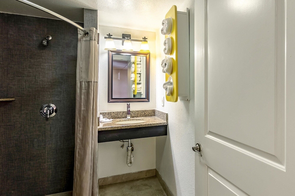 Habitación Deluxe, 1 cama de matrimonio grande, fumadores, bañera de hidromasaje del hotel 6 Elizabeth - Newark Liberty Intl Airport. Foto 5