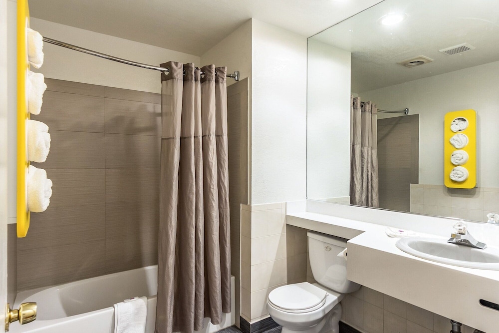 Habitación estándar, 1 cama de matrimonio grande, fumadores del hotel 6 Elizabeth - Newark Liberty Intl Airport. Foto 9