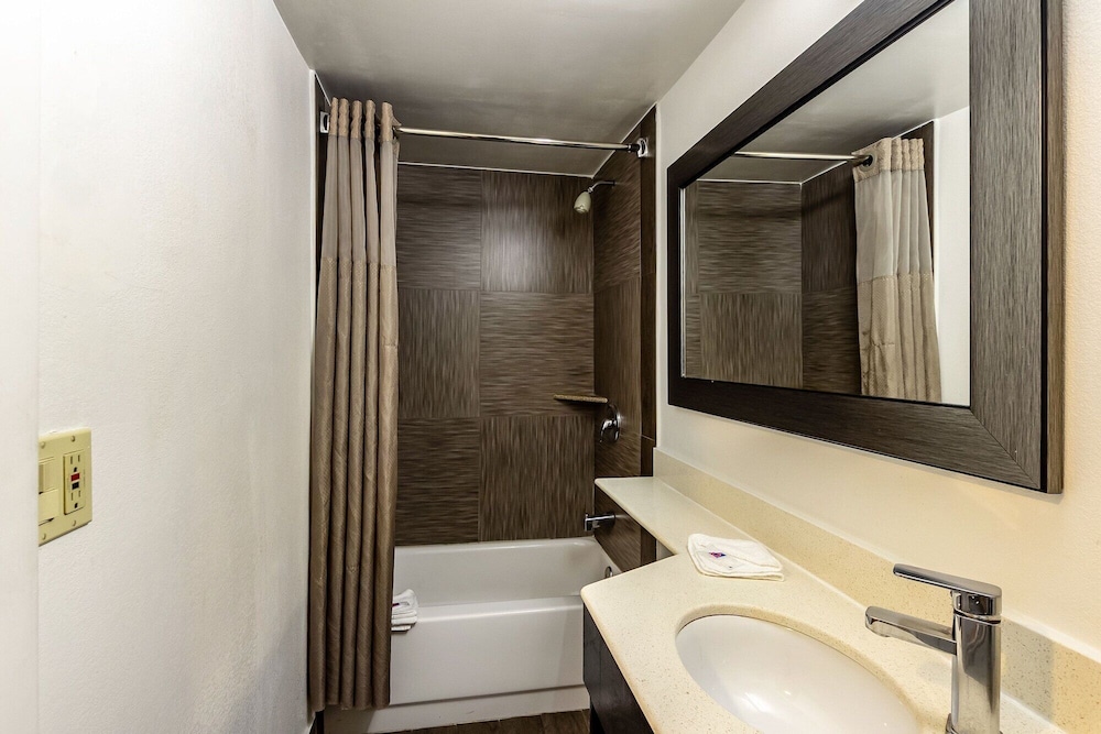 Habitación estándar, varias camas, no fumadores, frigorífico y microondas del hotel 6 Elizabeth - Newark Liberty Intl Airport. Foto 11