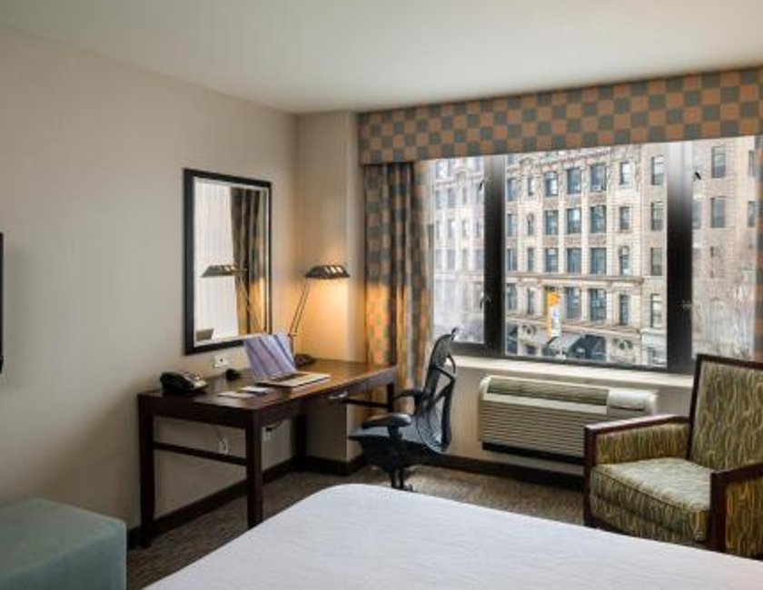 Habitación adaptada para personas de movilidad reducida con cama extragrande y bañera del hotel AMTD Idea Tribeca. Foto 2