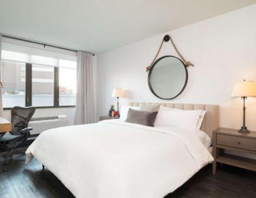 Suite de 1 dormitorio con cama extragrande del hotel AMTD Idea Tribeca. Foto 2