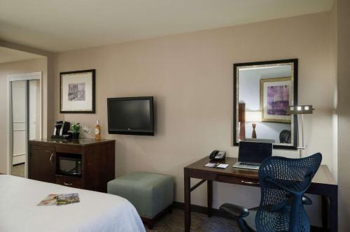 Habitación adaptada para personas de movilidad reducida con cama extragrande y bañera del hotel AMTD Idea Tribeca. Foto 2
