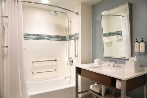 Habitación Doble Clásica con bañera adaptada para personas con movilidad reducida - 2 camas dobles del hotel Intercontinental New York Times Square. Foto 1
