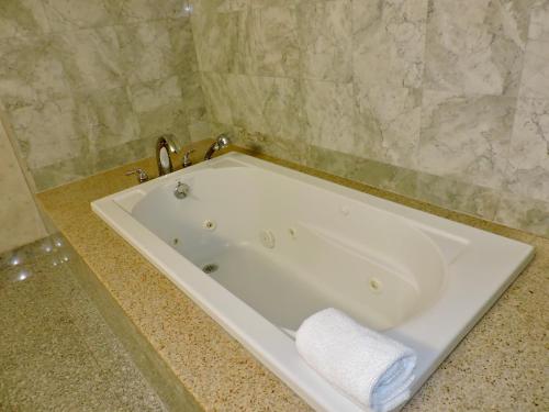 Suite 1 Cama king 1 habitación Normal del hotel Marco LaGuardia Hotel & Suites. Foto 5