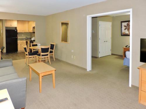 Suite 1 Cama king 1 habitación Normal del hotel Marco LaGuardia Hotel & Suites. Foto 7