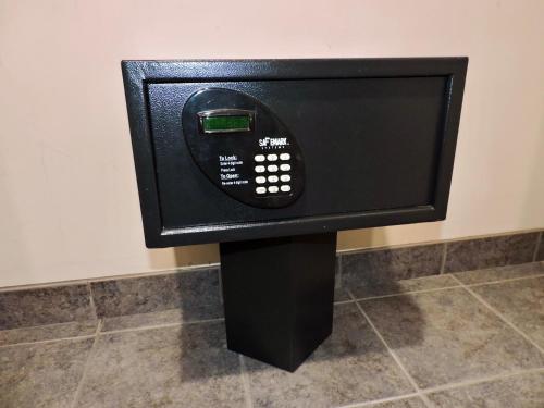 Habitación Doble Deluxe con 2 camas dobles del hotel Marco LaGuardia Hotel & Suites. Foto 4