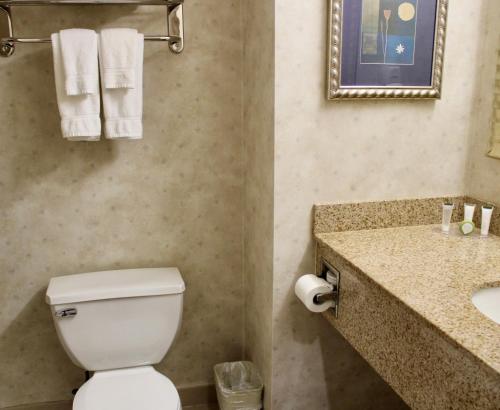 Habitación Doble Deluxe con 2 camas dobles del hotel Marco LaGuardia Hotel & Suites. Foto 5