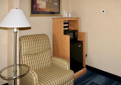 Habitación Deluxe con cama extragrande del hotel Marco LaGuardia Hotel & Suites. Foto 2