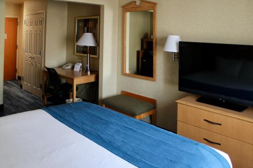 Habitación Deluxe con cama extragrande del hotel Marco LaGuardia Hotel & Suites. Foto 3