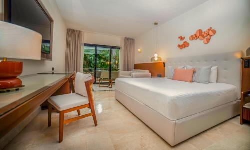 Suite Junior con vistas al jardín del hotel Grand Palladium Kantenah Resort and Spa All Inclusive. Foto 2