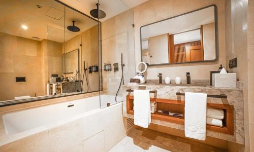 Suite Junior con vistas al jardín del hotel Grand Palladium Kantenah Resort and Spa All Inclusive. Foto 3