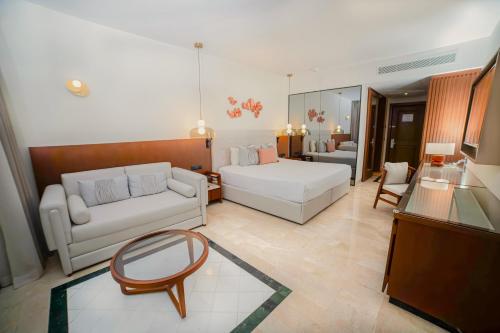Suite Junior con vistas al jardín del hotel Grand Palladium Kantenah Resort and Spa All Inclusive. Foto 4