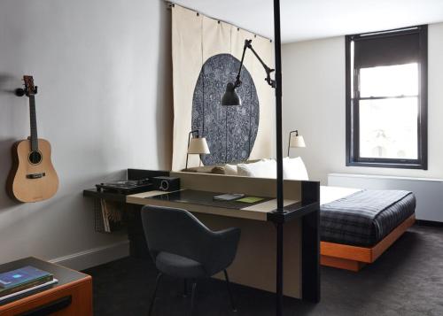 Habitación mediana - Cama extragrande del hotel Ace Hotel New York. Foto 2