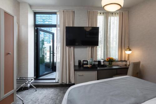 Habitación Deluxe con cama grande y terraza del hotel Broadway Plaza. Foto 3