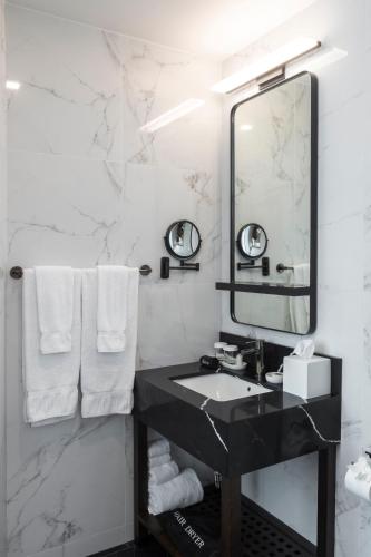 Habitación Deluxe con cama grande y terraza del hotel Broadway Plaza. Foto 4