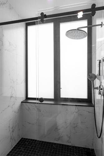 Habitación Deluxe con cama grande y terraza del hotel Broadway Plaza. Foto 5