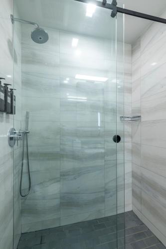 Habitación Junior Gotham Suite con cama extragrande y terraza del hotel Broadway Plaza. Foto 4