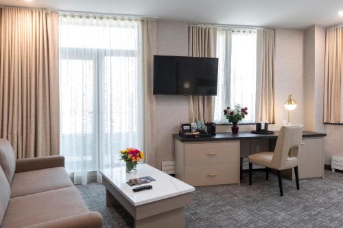 Habitación Junior Gotham Suite con cama extragrande y terraza del hotel Broadway Plaza. Foto 5