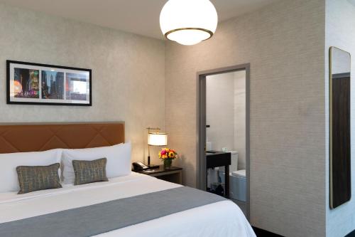 Habitación Empire State Building con cama extragrande y terraza del hotel Broadway Plaza. Foto 1