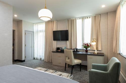 Habitación Empire State Building con cama extragrande y terraza del hotel Broadway Plaza. Foto 2