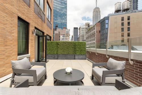 Habitación Empire State Building con cama extragrande y terraza del hotel Broadway Plaza. Foto 13