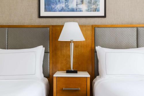 Habitación Doble con vistas - 2 camas dobles del hotel Doubletree By Hilton New York City - Chelsea. Foto 3