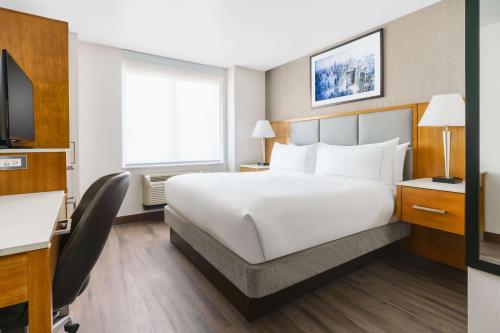 Suite de 1 dormitorio con cama grande y sofá cama - No fumadores del hotel Doubletree By Hilton New York City - Chelsea