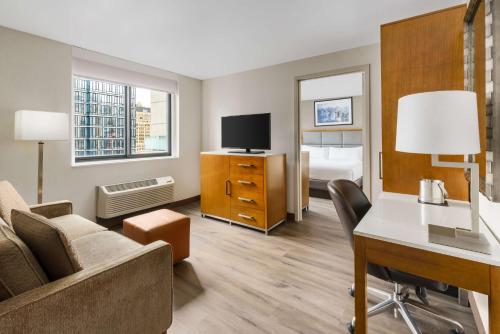 Suite de 1 dormitorio con cama grande y sofá cama - No fumadores del hotel Doubletree By Hilton New York City - Chelsea. Foto 1