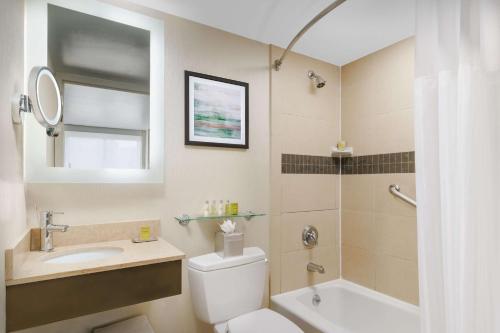 Suite de 1 dormitorio con cama grande y sofá cama - No fumadores del hotel Doubletree By Hilton New York City - Chelsea. Foto 3