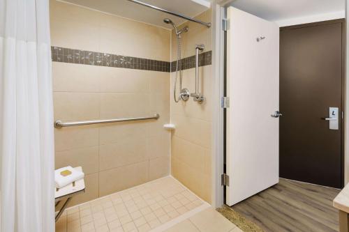 Habitación con ducha a ras de suelo - 1 cama grande - Adaptada para personas de movilidad reducida - No fumadores del hotel Doubletree By Hilton New York City - Chelsea. Foto 3