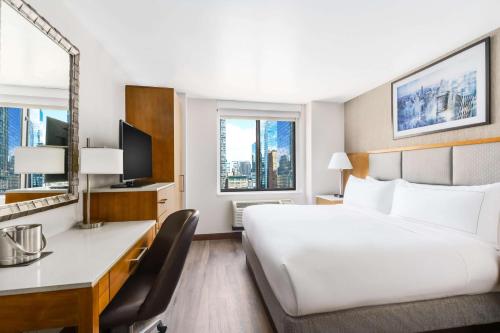 Habitación con vistas y cama extragrande del hotel Doubletree By Hilton New York City - Chelsea