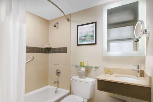 Suite de 1 dormitorio con cama grande y sofá cama - No fumadores del hotel Doubletree By Hilton New York City - Chelsea. Foto 2