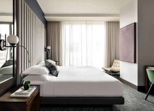 Habitación con cama extragrande y ducha adaptada para personas de movilidad reducida - No fumadores del hotel Kimpton Hotel Eventi