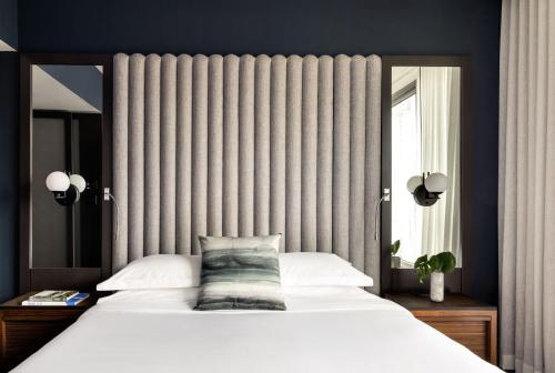 Habitación con cama extragrande. del hotel Kimpton Hotel Eventi. Foto 4