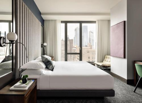 Habitación con cama extragrande y vistas a la ciudad del hotel Kimpton Hotel Eventi. Foto 2